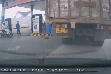 Một bài học đắt giá về điểm mù xe tải