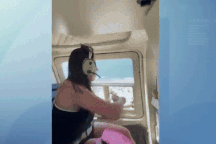 Hotgirl tung tiền từ trên trực thăng xuống, hàng trăm người tranh nhau nhặt