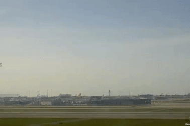 Hỏng càng đáp, máy bay bốc cháy ngùn ngụt khi hạ cánh trên đường băng