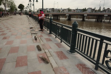 Công trình nghìn tỷ mới sử dụng hơn 10 ngày đã phải lát lại đá vỉa hè