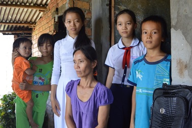 Cảm phục niềm say mê học tập của hai chị em nghèo khó