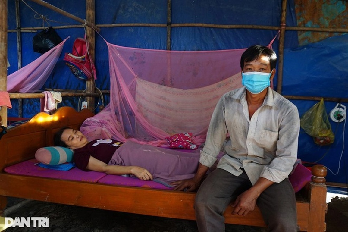 Trao gần 120 triệu đồng đến người đàn ông chăm vợ tai biến, con bệnh hiểm - 2 Trao gần 120 triệu đồng đến người đàn ông chăm vợ tai biến, con bệnh hiểm - 2