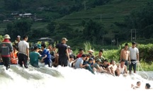 300 người tìm kiếm bé trai mất tích khi tắm suối