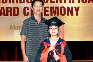 9 tuổi, đạt chứng chỉ Cambridge Flyers tuyệt đối