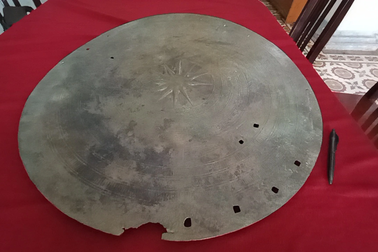 Người dân cào lưới trên sông nhặt được mặt trống đồng hơn 2.000 năm tuổi