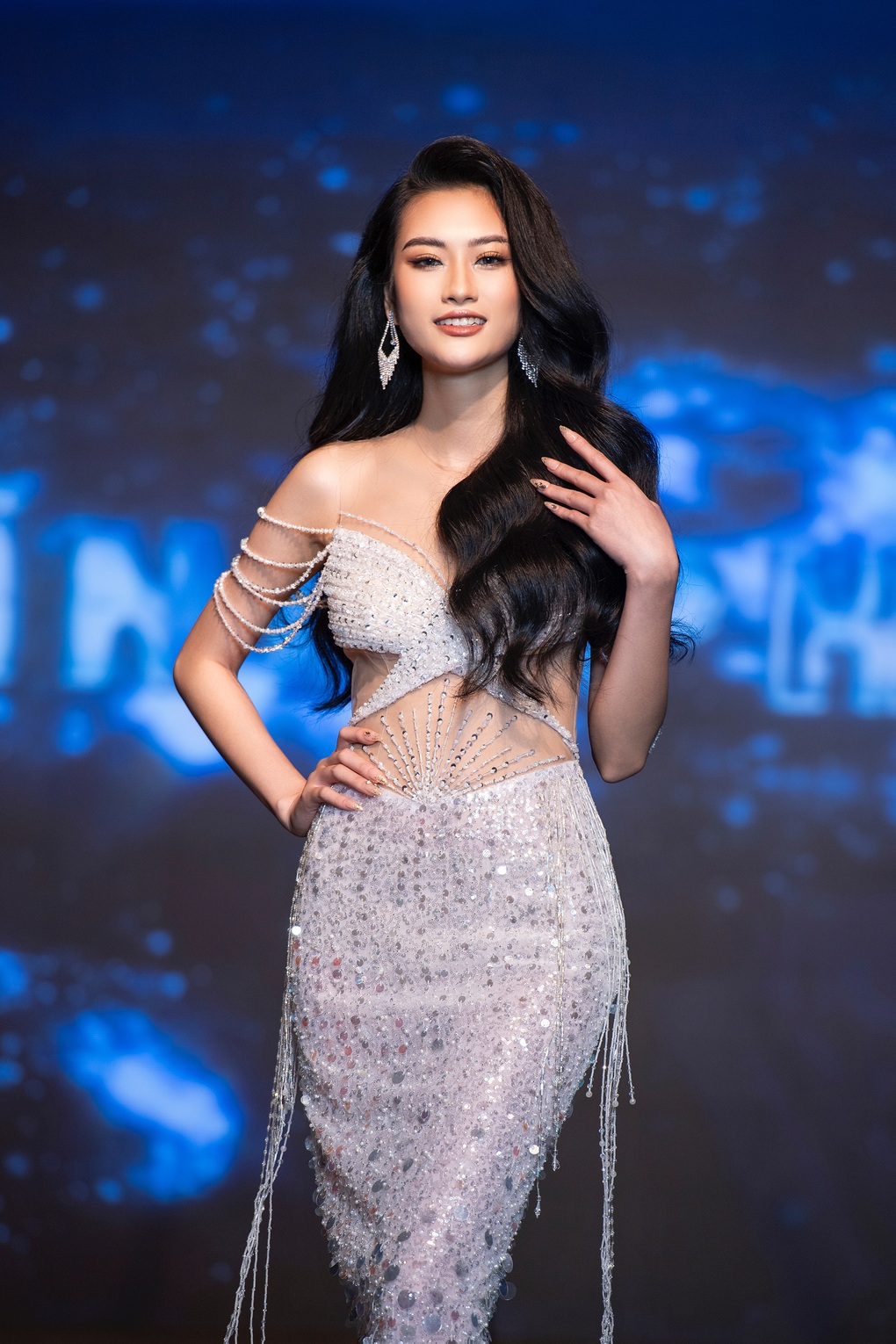 Người đẹp thời trang khoe dáng thon với đầm dạ hội và trang phục thanh lịch - 1 Người đẹp thời trang khoe dáng thon với đầm dạ hội và trang phục thanh lịch - 1