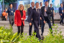 Tổng thống Pháp và Phu nhân dạo phố đi bộ, tham quan Đền Ngọc Sơn trong đêm