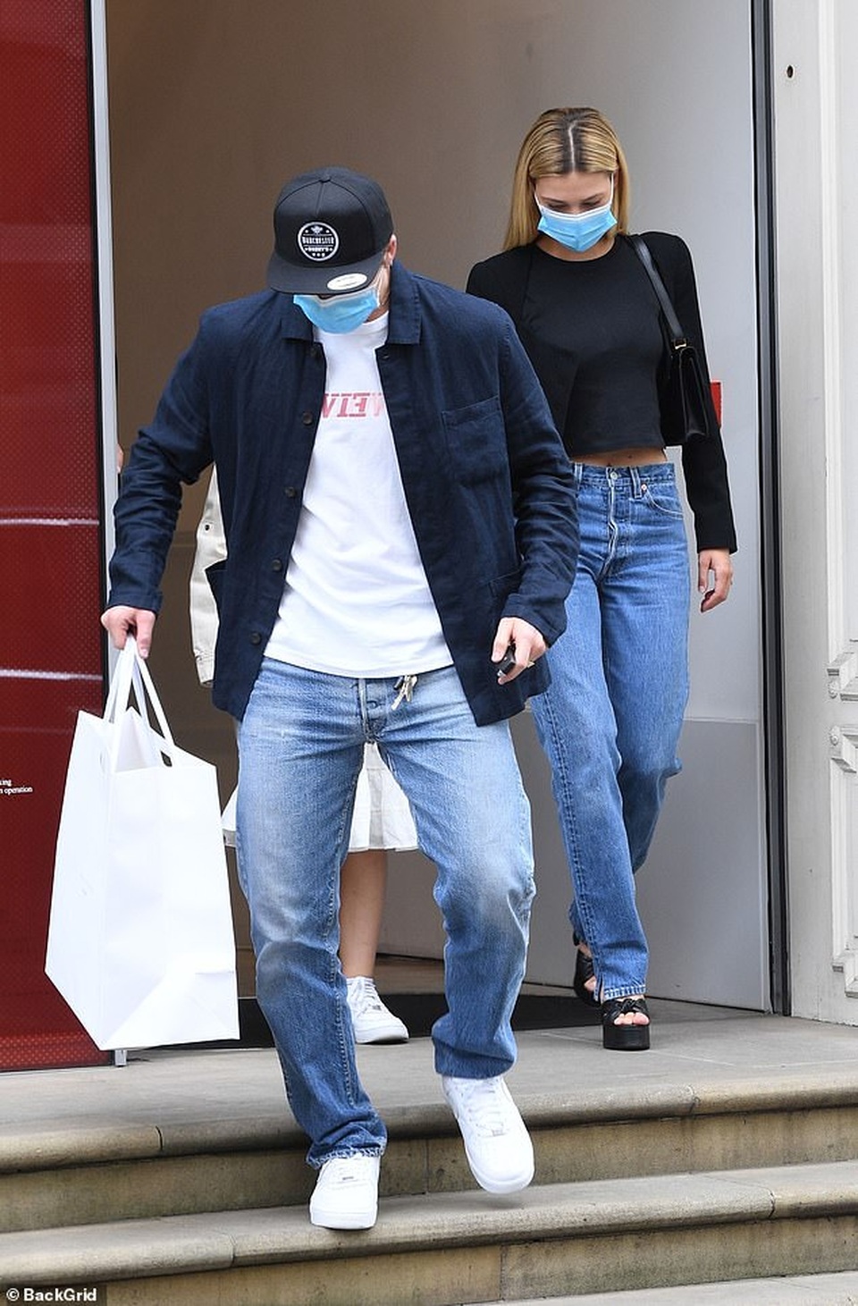 Brooklyn Beckham và con gái tỷ phú đeo khẩu trang đi mua sắm - 1 Brooklyn Beckham và con gái tỷ phú đeo khẩu trang đi mua sắm - 1