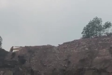 Bất chấp chính quyền lập biên bản, Công ty Tân Hưng Thịnh vẫn ngang nhiên khai thác tài nguyên khoáng sản. (Clip ghi lại hiện trường khai thác chiều ngày 26/4).