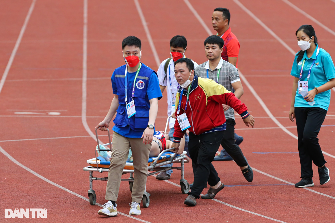 Người đẹp vô địch SEA Games phải nằm cáng rời sân thi đấu do chấn thương - 9 Người đẹp vô địch SEA Games phải nằm cáng rời sân thi đấu do chấn thương - 9