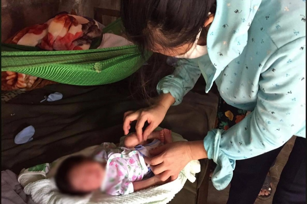 Bé trai 10 ngày tuổi kháu khỉnh bị bỏ rơi bên hồ cá - 1