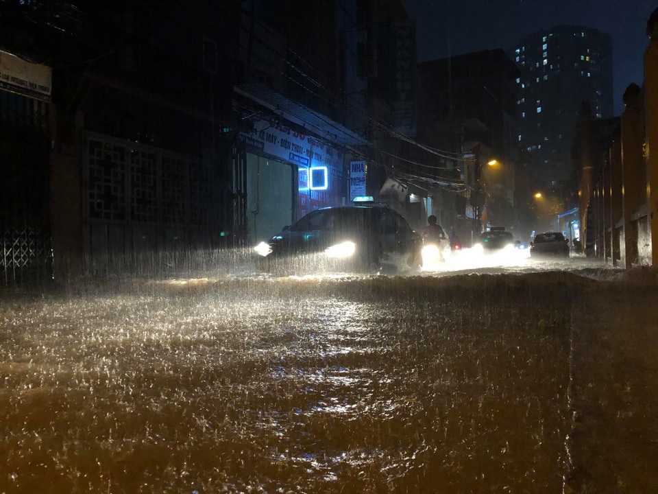 Hà Nội: Phố chìm trong nước sau trận mưa lớn kéo dài - 2 Hà Nội: Phố chìm trong nước sau trận mưa lớn kéo dài - 2