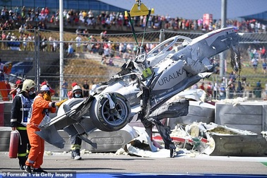 Va chạm kinh hoàng, hai tay đua xe công thức 2 thoát chết thần kỳ