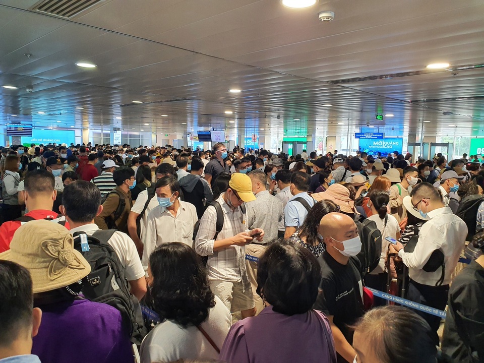 Sân bay Tân Sơn Nhất, ngày cao điểm 631 chuyến bay, gần 100.000 hành khách - 2 Sân bay Tân Sơn Nhất, ngày cao điểm 631 chuyến bay, gần 100.000 hành khách - 2