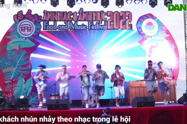 Du khách khuấy động bãi biển An Bàng tại lễ hội âm nhạc và ẩm thực