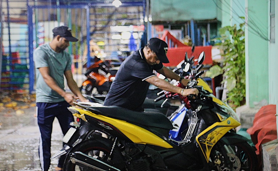 Bị kẹt lại do Covid-19, 5 người nước ngoài mưu sinh bằng nghề... dắt xe máy - 1 Bị kẹt lại do Covid-19, 5 người nước ngoài mưu sinh bằng nghề... dắt xe máy - 1