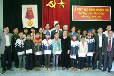 100 suất học bổng đến với các em học sinh nghèo học giỏi