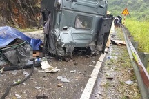 Xe đầu kéo lao vào vách núi, 2 người tử vong