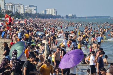 Sầm Sơn "đảo chiều": Du khách ùn ùn đổ về, bãi biển ken đặc người