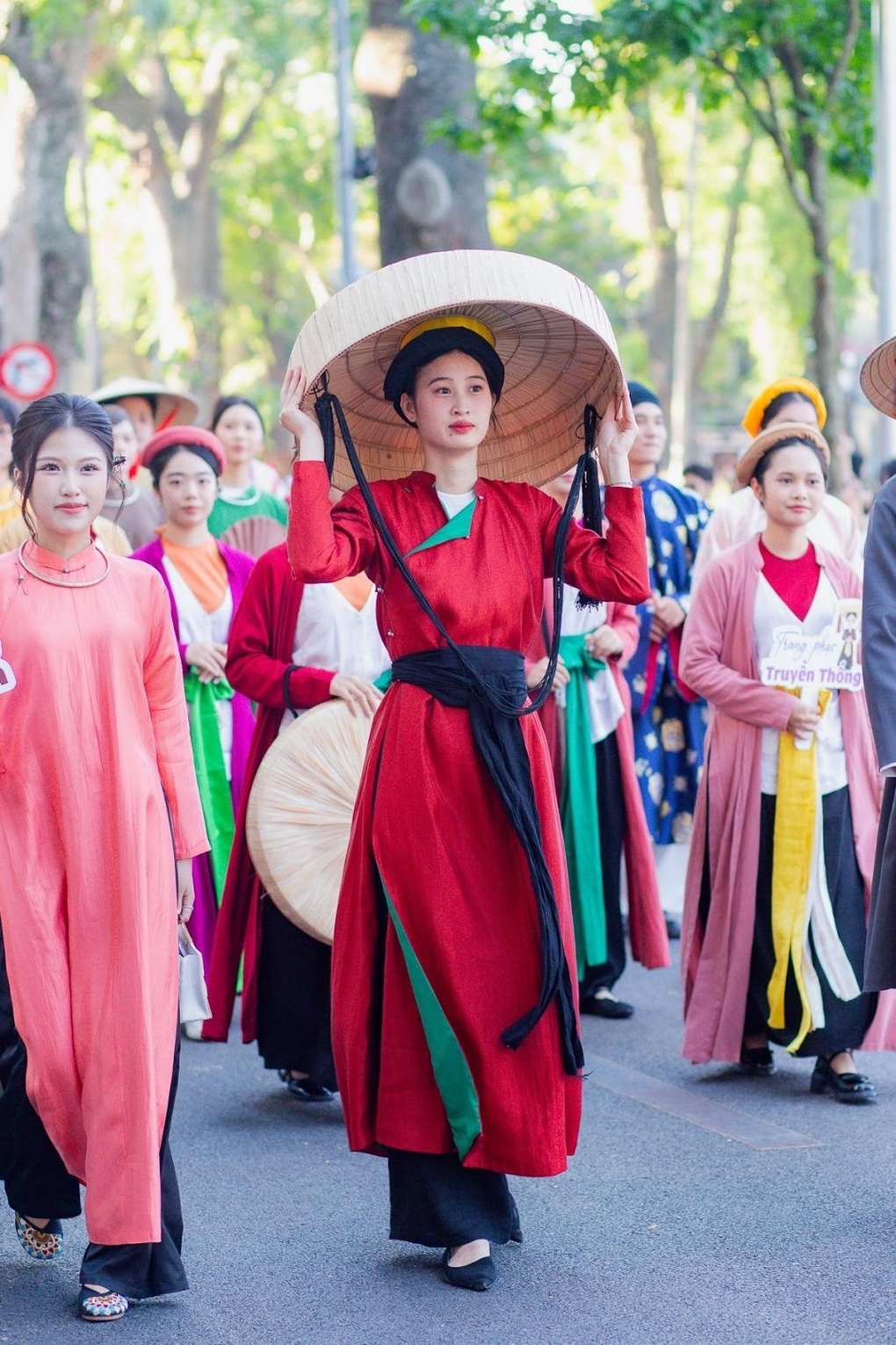 Bảo Tín Mạnh Hải đồng hành cùng giới trẻ tại Lễ hội Việt Phục Bách hoa hỷ sự - 3 Bảo Tín Mạnh Hải đồng hành cùng giới trẻ tại Lễ hội Việt Phục Bách hoa hỷ sự - 3