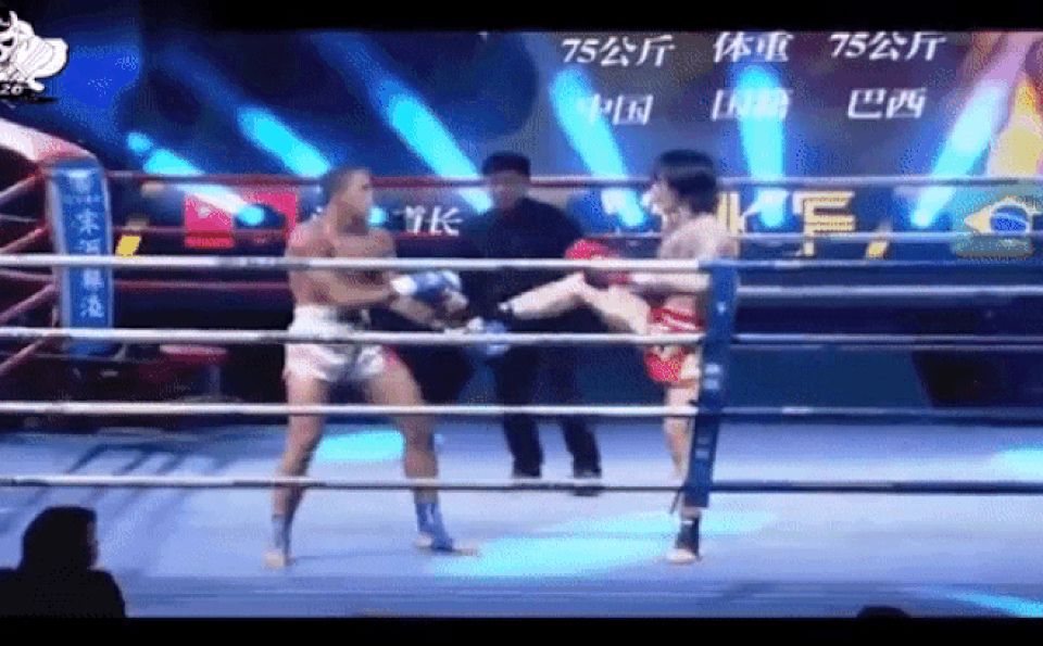 Đạo trưởng Võ Đang hứng cú đấm trời giáng, thua võ sĩ Brazil sau 40 giây - 1 Đạo trưởng Võ Đang hứng cú đấm trời giáng, thua võ sĩ Brazil sau 40 giây - 1