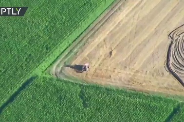 Chân dung Tổng thống Putin “vẽ” bằng máy cày trên cánh đồng Italy