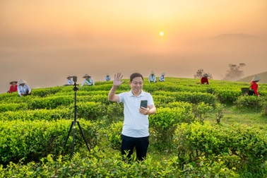 Bí thư xã leo đồi từ 4h, cùng nông dân đưa hình ảnh quê hương ra thế giới