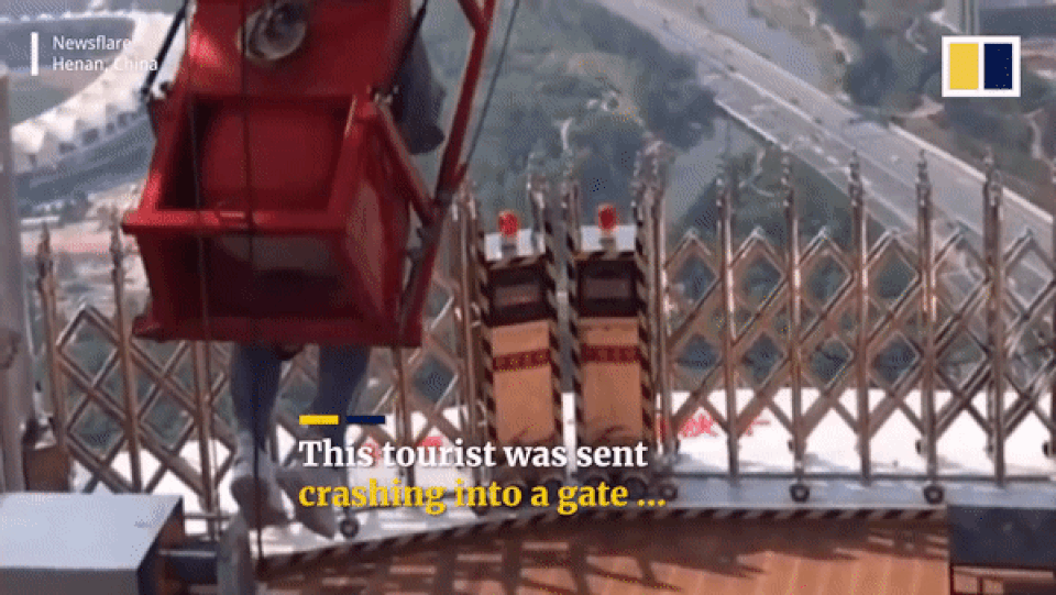 Thót tim trước cảnh đu đưa trên xích đu cao 39m, du khách chấn thương - 1 Thót tim trước cảnh đu đưa trên xích đu cao 39m, du khách chấn thương - 1