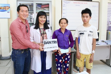 Trao hơn 61 triệu đồng cho gia đình có 2 con rối loạn tan máu bẩm sinh