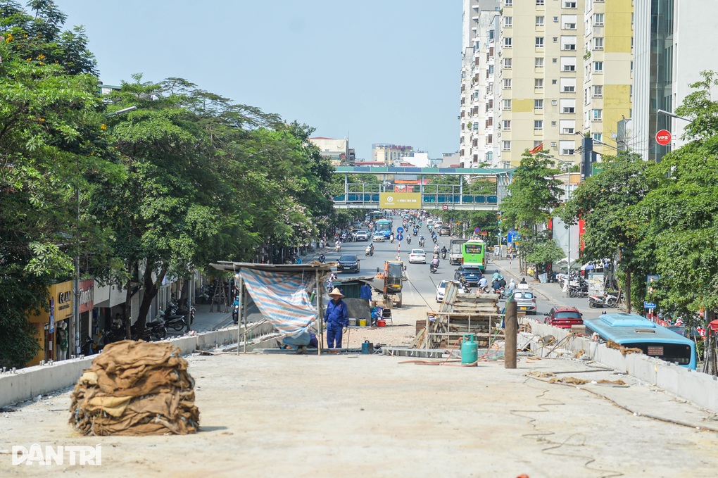 Hà Nội: Công nhân chống chọi nắng nóng, gấp rút hoàn thiện cầu vượt chữ C - 1 Hà Nội: Công nhân chống chọi nắng nóng, gấp rút hoàn thiện cầu vượt chữ C - 1