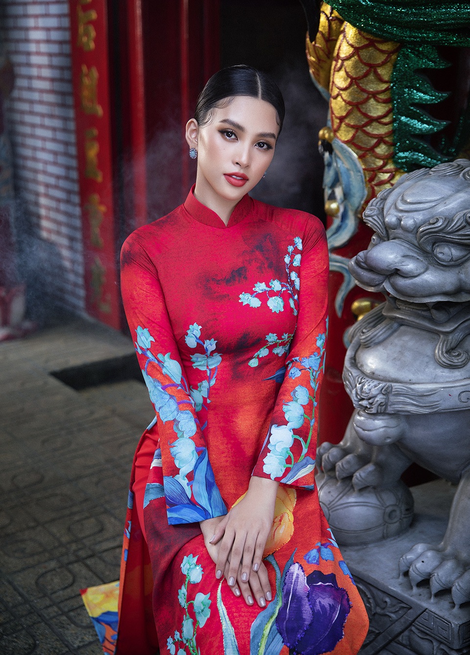 Hoa hậu Tiểu Vy khoe sắc trong tà áo dài đón Tết - 4 Hoa hậu Tiểu Vy khoe sắc trong tà áo dài đón Tết - 4