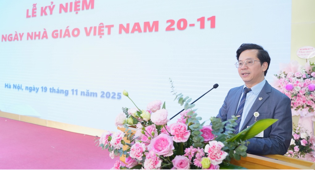 Вчителі в білих халатах: ті, хто поширює полум'я знань та медичної етики - 1 Những thầy cô mặc áo blouse trắng: Người truyền lửa tri thức và y đức - 1