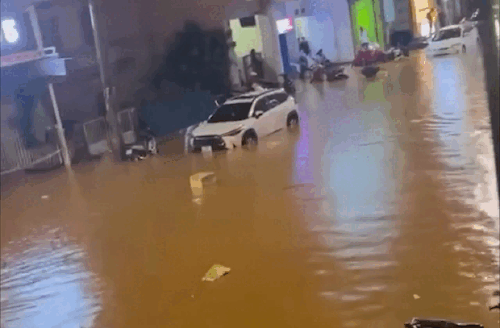 Đường phố Đà Lạt thành sông trong cơn mưa lớn - 1 Đường phố Đà Lạt thành sông trong cơn mưa lớn - 1