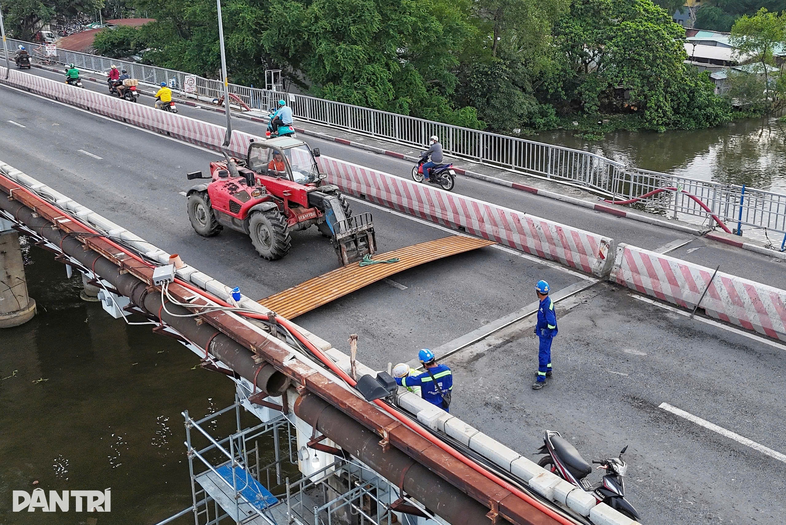 Cận cảnh thần đèn nâng tĩnh không cầu Bình Triệu 1 ở TPHCM - 9