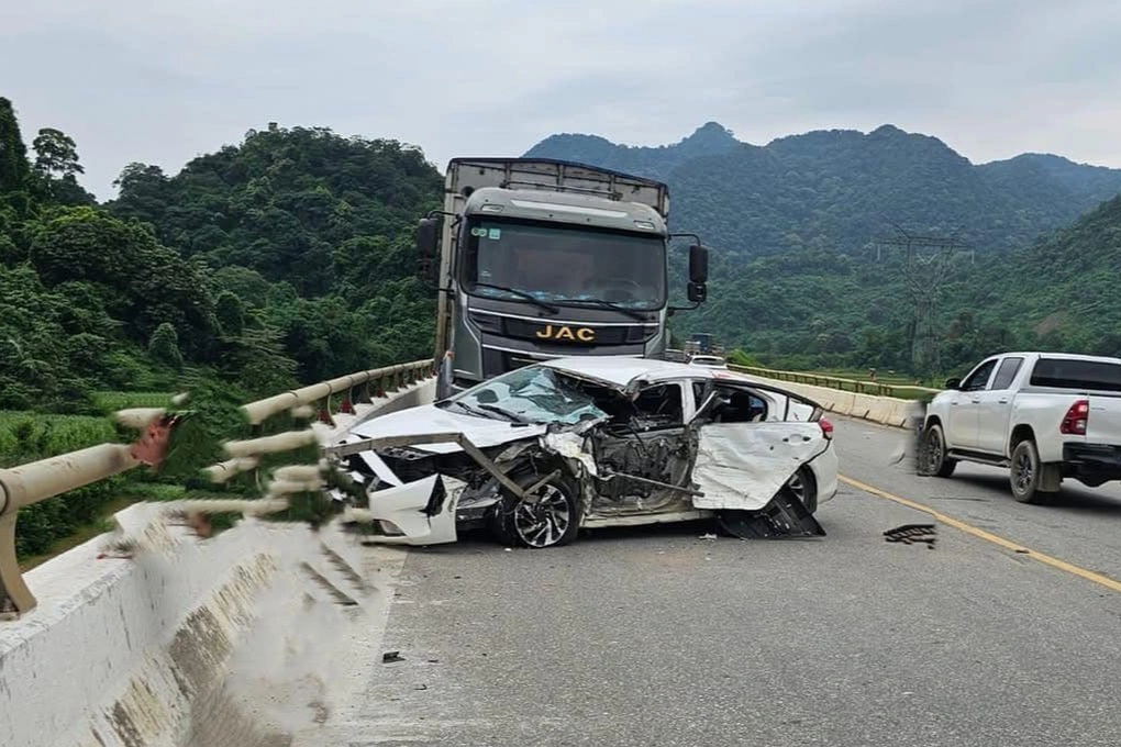 Tai nạn ô tô liên hoàn trên đường mòn Hồ Chí Minh, nhiều người thương vong - 1 Tai nạn ô tô liên hoàn trên đường mòn Hồ Chí Minh, nhiều người thương vong
