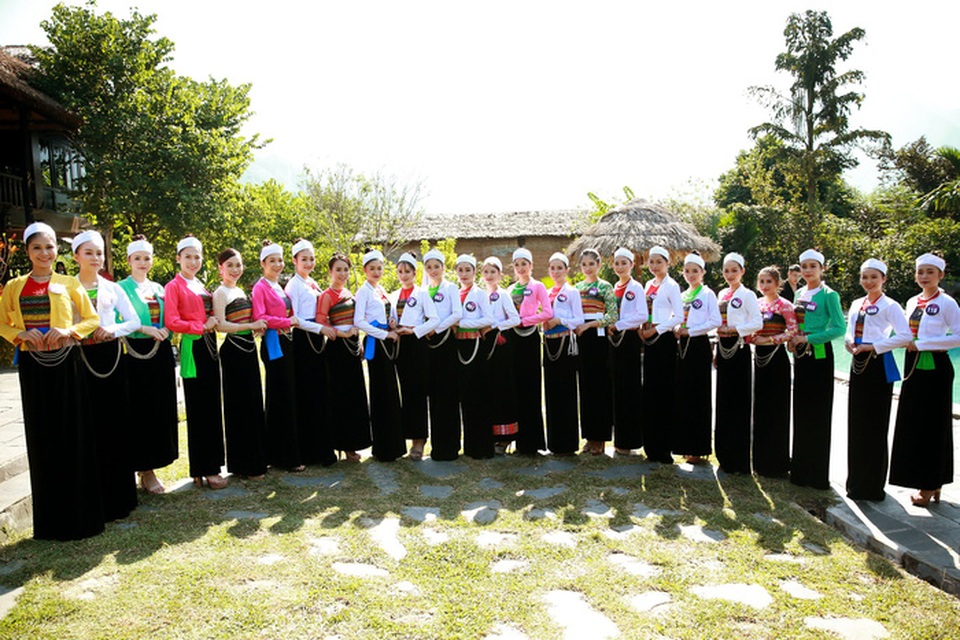 Người đẹp xứ Mường khoe sắc bên thác Cửu Tú Sơn - 1