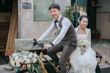 Ghiền đạp xe, chàng trai TPHCM cưới được vợ xinh đẹp, rước dâu bằng xe đạp