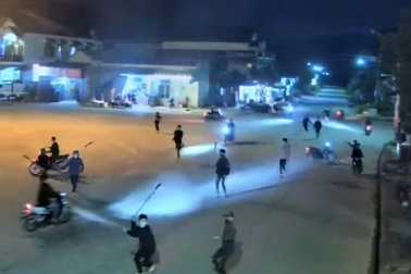 Hai nhóm thanh thiếu niên hỗn chiến náo loạn khu dân cư