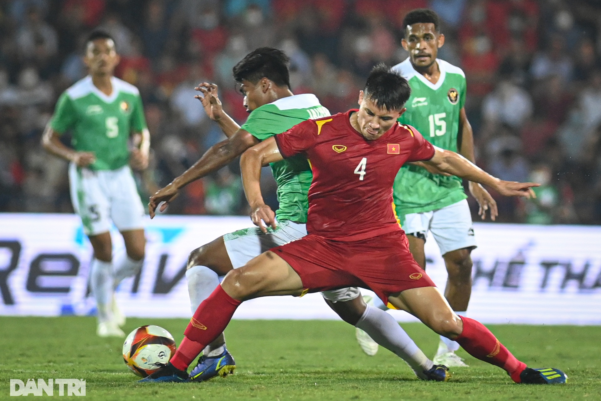 Bất chấp mưa lớn, CĐV phủ kín sân Việt Trì tiếp lửa cho U23 Việt Nam - 7 Bất chấp mưa lớn, CĐV phủ kín sân Việt Trì tiếp lửa cho U23 Việt Nam - 7