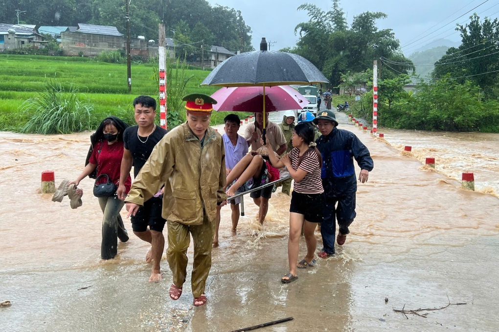 Cán bộ xã cùng công an vượt lũ đưa sản phụ đi sinh - 1 Cán bộ xã cùng công an vượt lũ đưa sản phụ đi sinh - 1