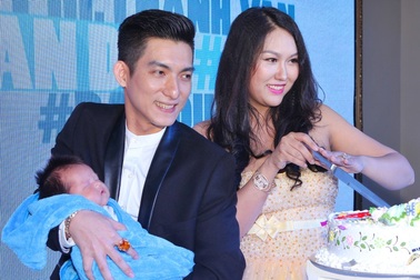 Con trai Phi Thanh Vân lộ diện trong tiệc đầy tháng