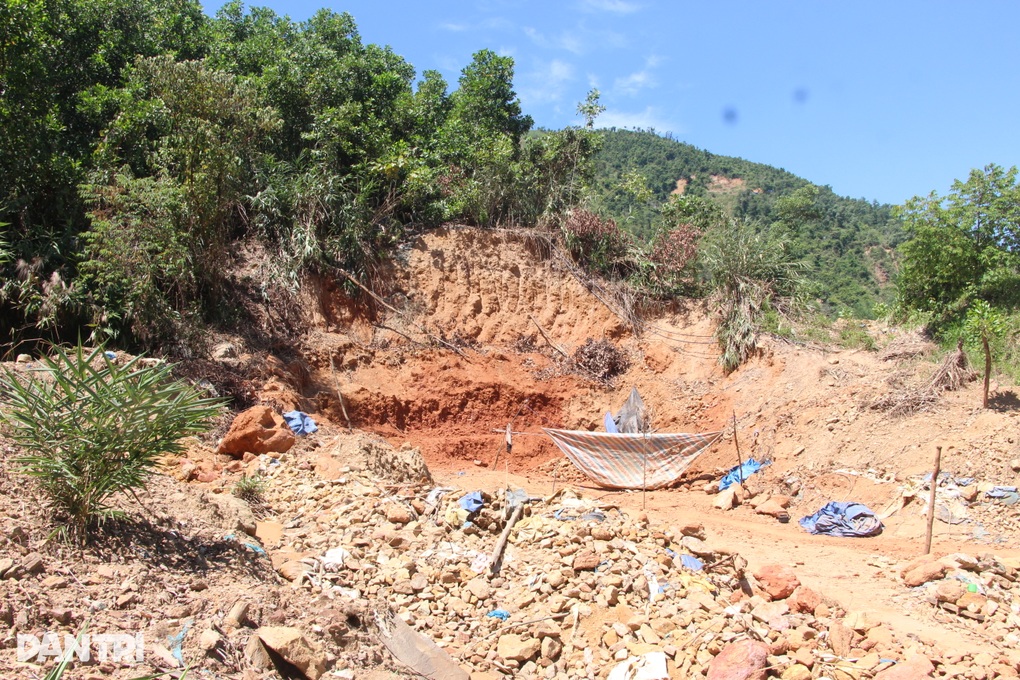 Vàng tặc lộng hành tại mỏ vàng Bồng Miêu - 4
