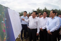 Phó Thủ tướng kiểm tra thực địa nơi xây dựng nhà máy điện hạt nhân