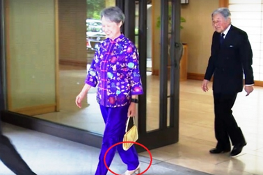 Vợ thủ tướng Singapore lại “gây sốt” với chiếc ví cầm tay