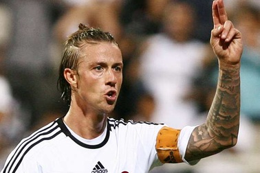 Guti chế nhạo Barcelona trên Twitter