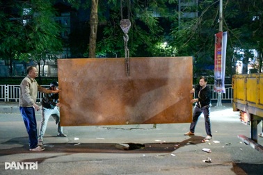 Nhân chứng kể khoảnh khắc cô gái suýt mất mạng bên hố sụt lún ở Hà Nội