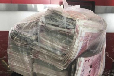 Nhặt được 508 triệu đồng trong đống rác, cô lao công quyết đem trả lại