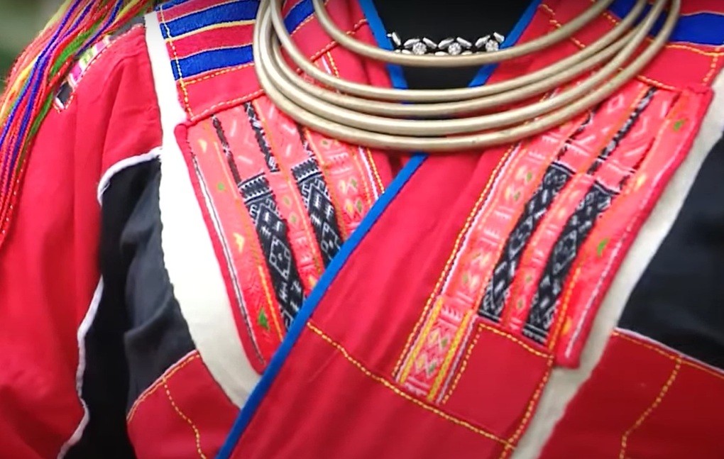 Sắc màu thổ cẩm trên trang phục phụ nữ Pá Thẻn - 3 Sắc màu thổ cẩm trên trang phục phụ nữ Pá Thẻn - 3