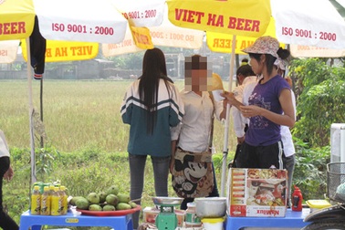 Đi học muộn, học sinh “thoải mái” chơi bi-a