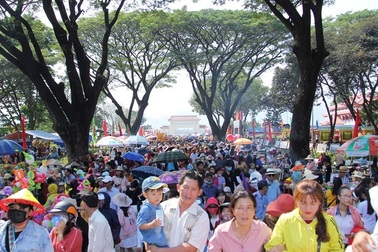 Vạn người “rồng rắn” trẩy hội Đống Đa, uống nước giếng cổ cầu may